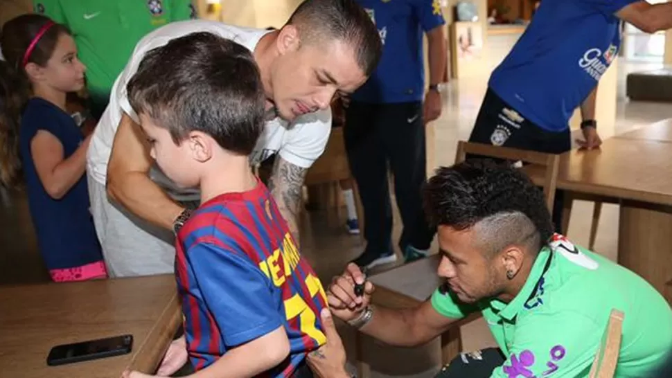 ADMIRACIÓN. D'Alessandro estuvo junto a su hijo Santino, a quien Neymar le firmó un autógrafo.
FOTO DE PLAYFUTBOL.COM