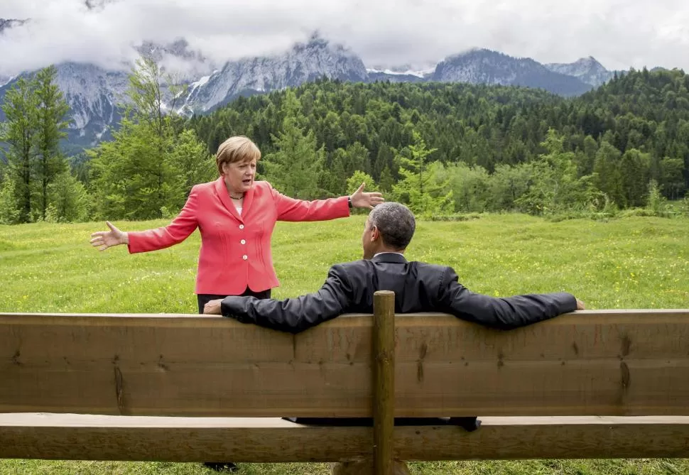 EN ELMAU. Ángela Merkel le habla a Barack Obama, en una charla distendida, tras la firma de los pactos. reuters