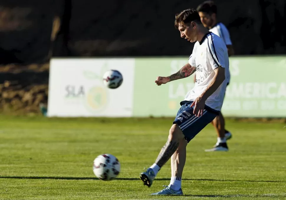 EL PRIMER CONTACTO. Messi durante su primera práctica de fútbol en La Serena, Chile junto a sus compañeros. reuters