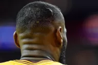 Mirá el golpe que se dio LeBron James contra un camarógrafo