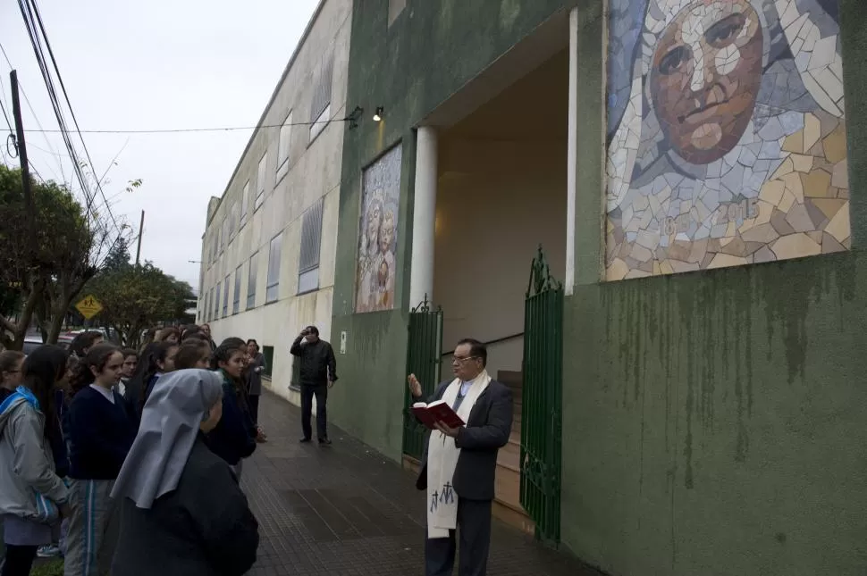NOVENA. El padre Espeche bendijo los murales en la entrada de la capilla. la gaceta / FOTO DE JORGE OLMOS SGROSSO