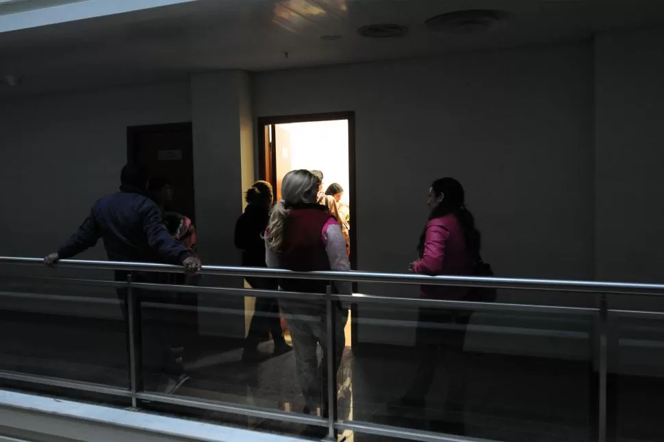 ÚLTIMOS NÚMEROS. En el 7° piso de la Cámara aguardan para ver a Khoder. la gaceta / foto de inés quinteros orio
