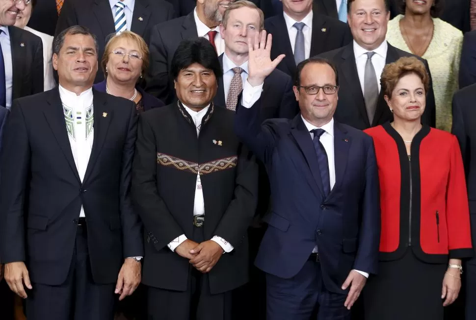 EN FAMILIA. Correa, Bachelet, Morales, Hollande y Roussef en la imagen. reuters