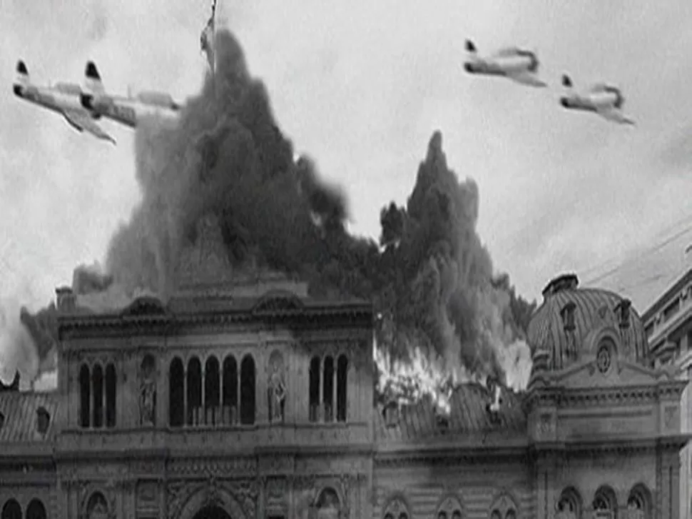 LA CASA ROSADA EN LLAMAS. Sobre el edificio se observan los aviones que bombardearon la plaza de Mayo. telam