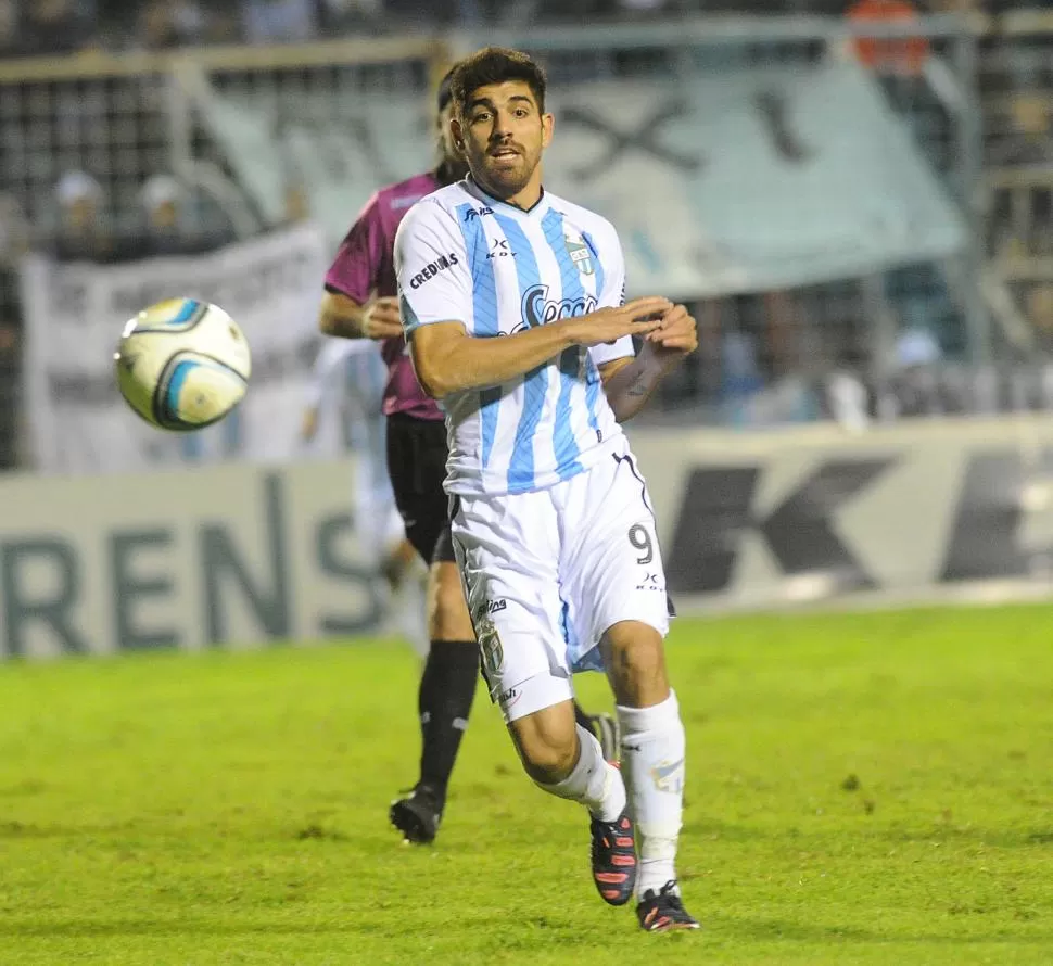 APORTE. Leandro Díaz, que en la foto corre tras la pelota, marcó el gol “decano”. LA GACETA / FOTO DE HÉCTOR PERALTA