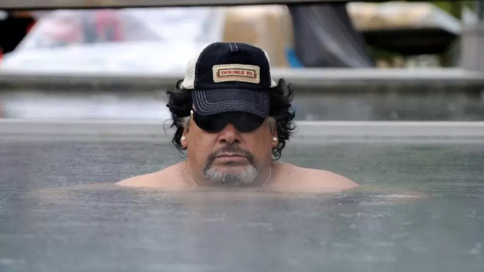 INTERPRETACIÓN. Roly Serrano, en la piel de Maradona. FOTO TOMADA DE LAVOZ.COM.AR