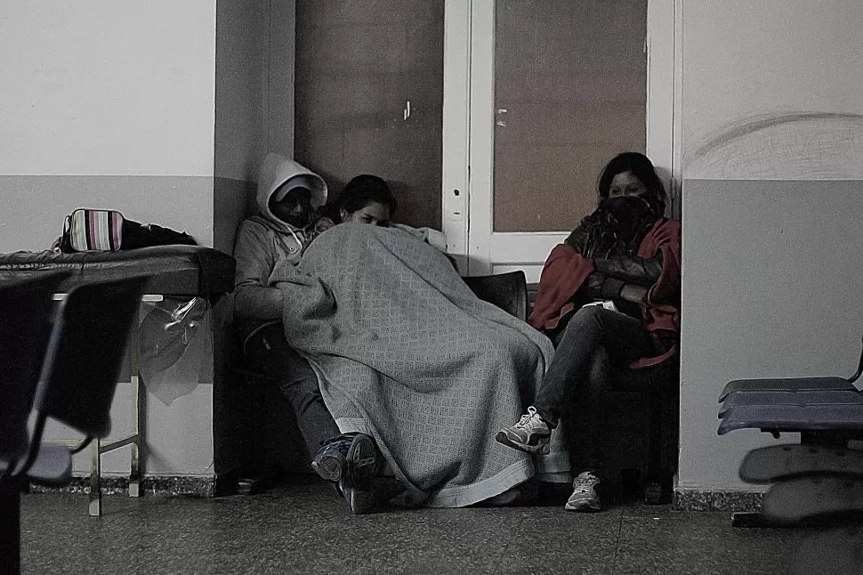 DURA ESPERA. Pacientes duermen en un hospital a la espera de turnos. 