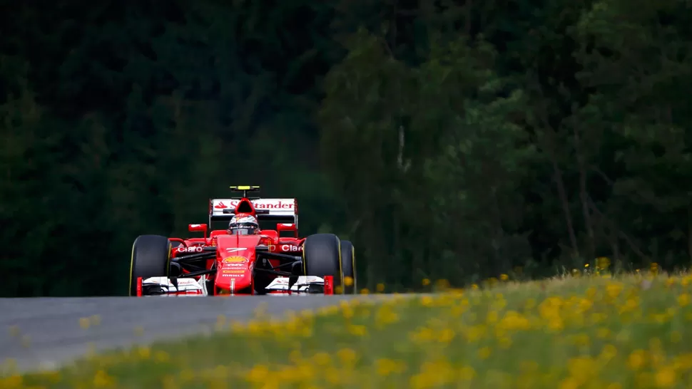 ADELANTE. Vettel marcó los mejores tiempos de las dos tantas de entrenamientos. REUTERS
