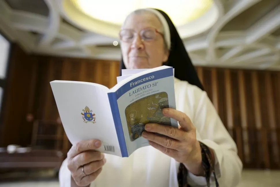 EN EL VATICANO. Una religiosa leía ayer la encíclica de Francisco poco rato después de su presentación. reuters