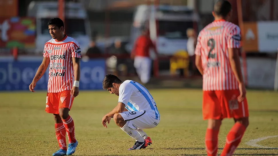 NO PUDO. Leandro Díaz se lamenta porque Atlético perdió la chance contra Los Andes. FOTO DE MATÍAS NÁPOLI ESCALERO - ESPECIAL PARA LA GACETA
