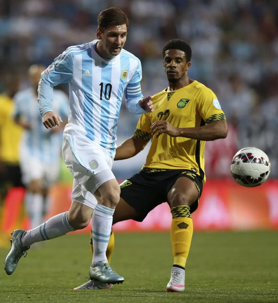FALTÓ GOL Y REGULARIDAD. Messi dominó el balón esporádicamente y no tuvo la peligrosidad esperada ante un rival débil. efe