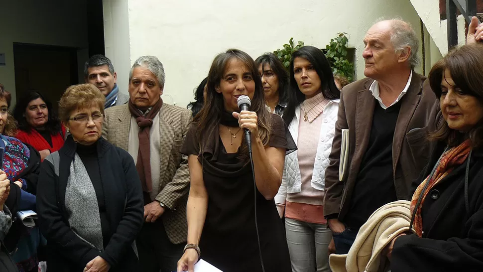 ACTO INAUGURAL. María Laura Paz Posse (centro), presidenta del Colegio de Psicólogos de Tucumán. GENTILEZA SEBASTIÁN GANZBURG