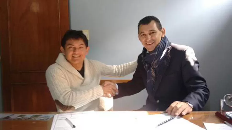 TODO ACORDADO. El simoqueño estampó su firma en el contrato, en compañía del presidente Decano Mario Leito. FOTO TOMADA DE TWITTER.COM/ATOFICIAL