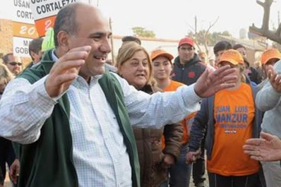 En plena campaña, Manzur se animó a bailar durante una caminata
