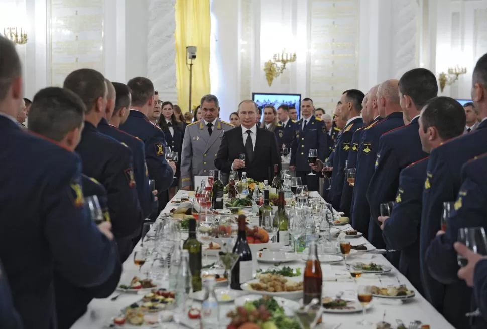 EN EL KREMLIN. Vladimir Putin saluda a los egresados ​de las academias militares durante una recepción. reuters