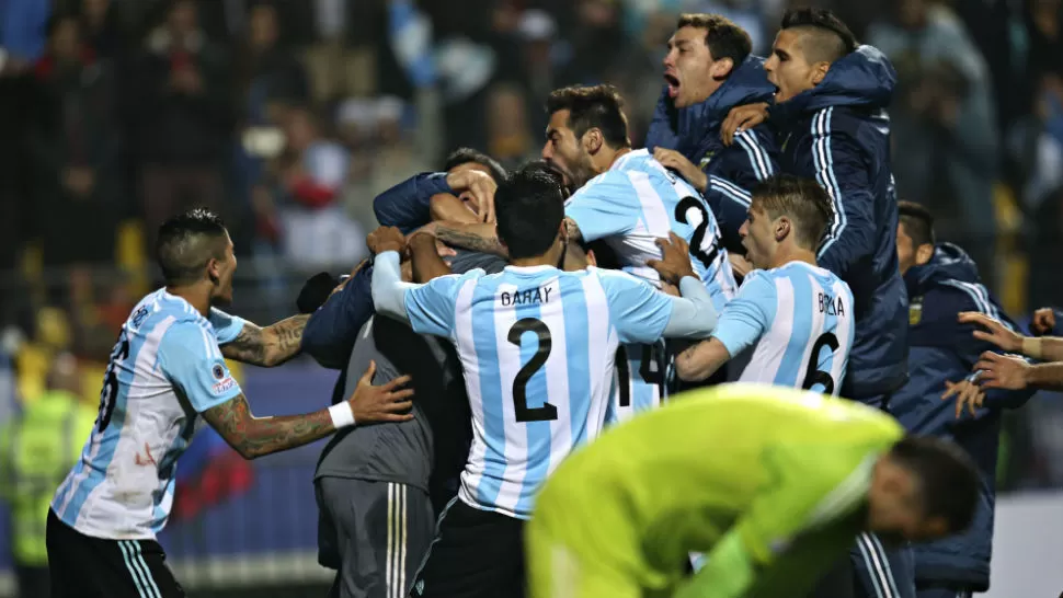 FESTEJO ARGENTINO. Los jugadores de la Selección celebran la definición en los penales. TELAM