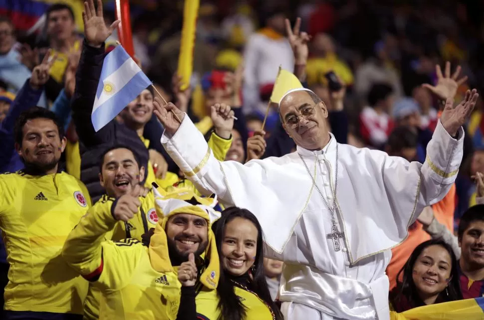 UN CLÁSICO. Desde que Jorge Bergoglio fue elegido Papa, es habitual ver en los partidos que la Selección juega fuera del país a algún hincha que imita a Francisco. reuters
