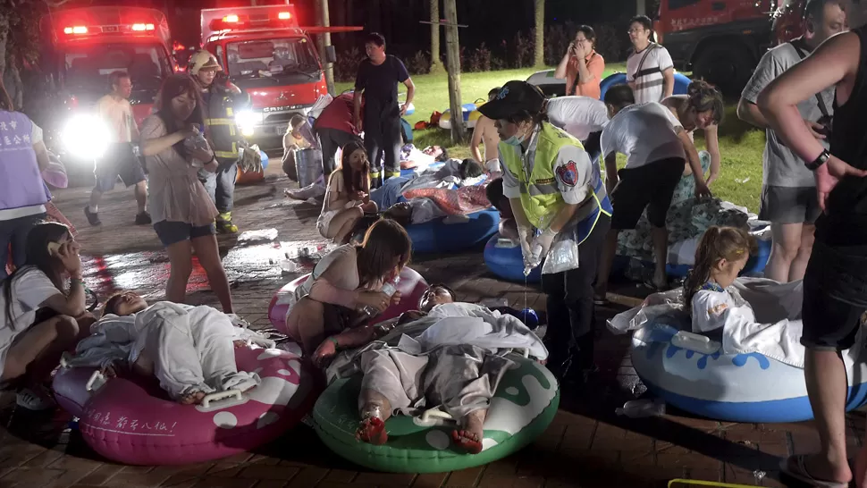 PRIMEROS AUXILIOS. En improvisadas camillas sobre botes inflables, los servicios de emergencia asistieron a las víctimas. REUTERS