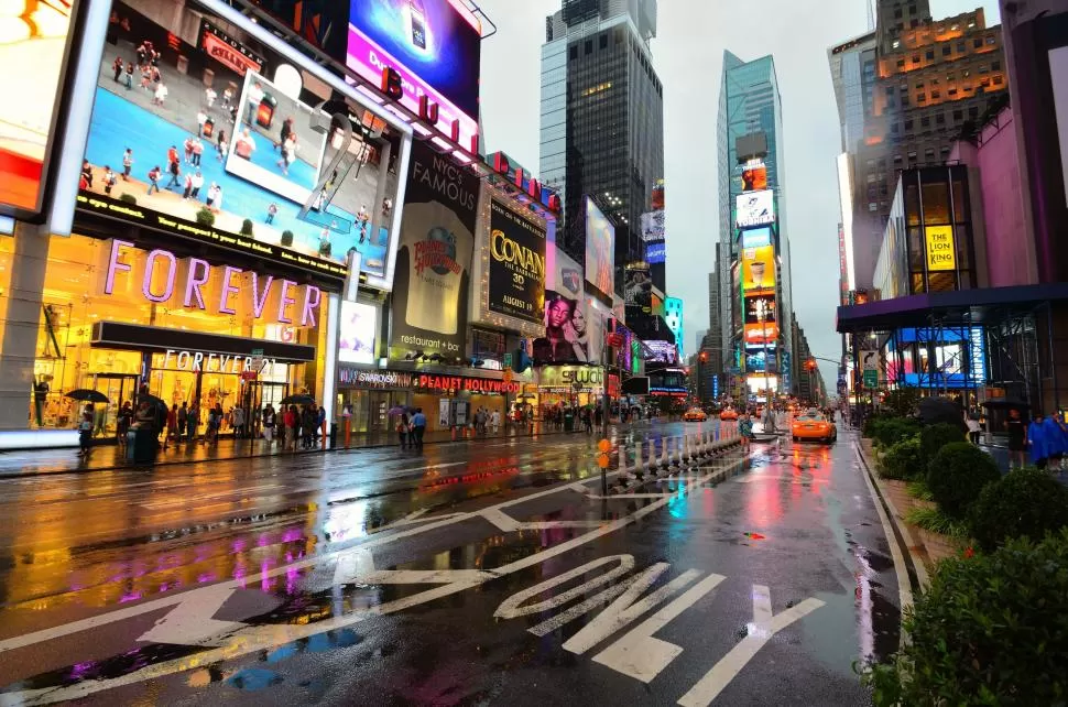 PLENO MANHATTAN. La emblemática intersección comercial de Times Square, en la cosmopolita Nueva York. layoverguide.com