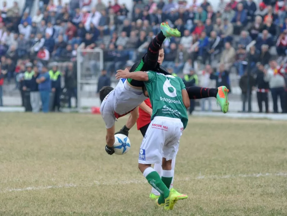 POSTAL. El golero José Fernández vuela sobre Alejandro Montiel para atrapar una pelota ante la presencia de Lucas Chacana. la gaceta / foto de antonio ferroni