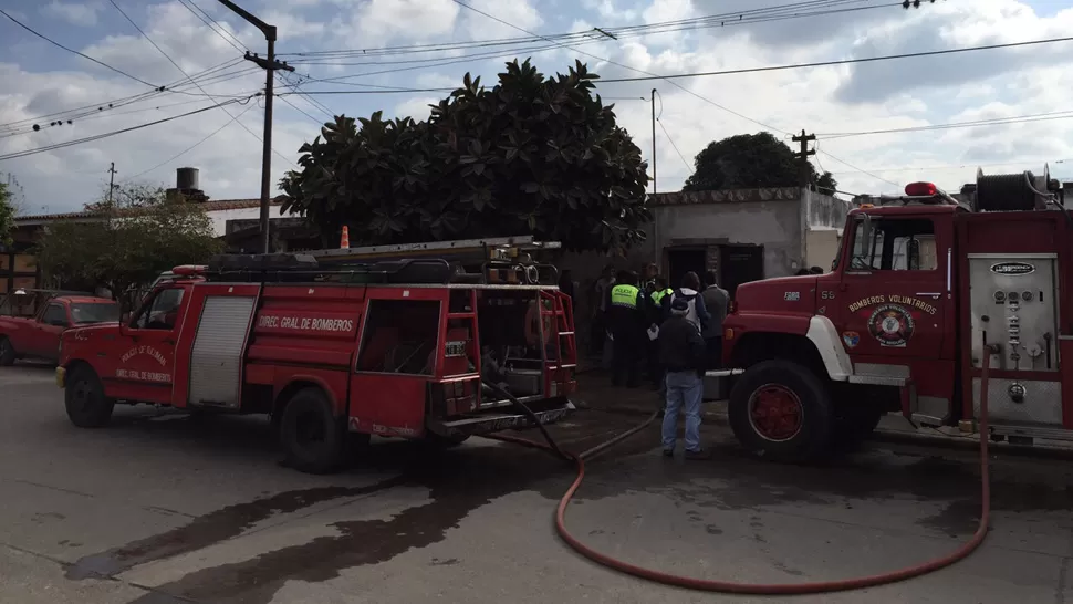 EXPLOSIONES. Pasadas las 10.30, los vecinos del barrio Los Andes alertaron del incendio a los bomberos. LA GACETA / ALVARO MEDINA VIA MOVIL