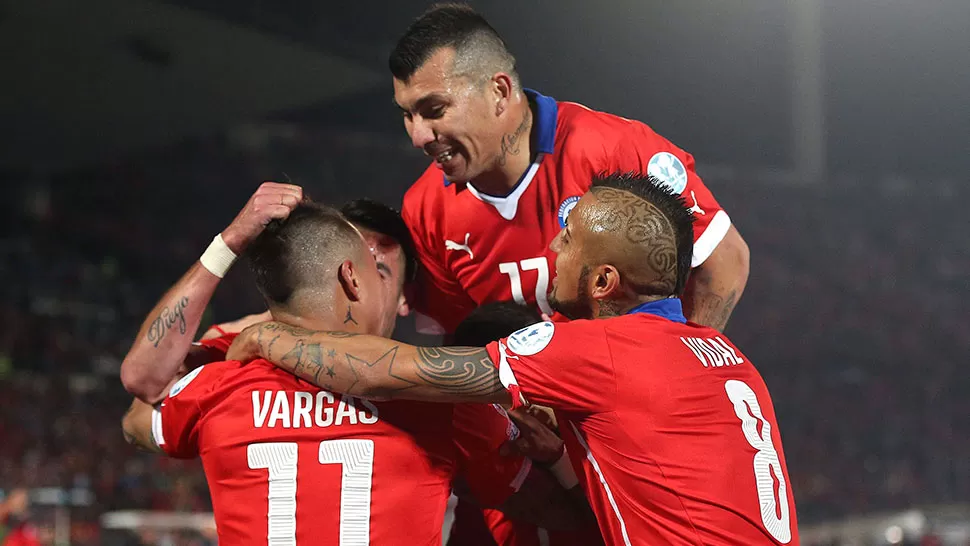 FESTEJO ROJO. Medel, Vargas y compañía celebran la victoria de Chile sobre Perú. (EFE)