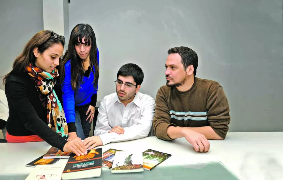 OBRAS. Integrantes de la editorial Culiquitaca dialogan sobre los libros de la colección “Punta de lanza”. la gaceta / foto de Antonio Ferroni 