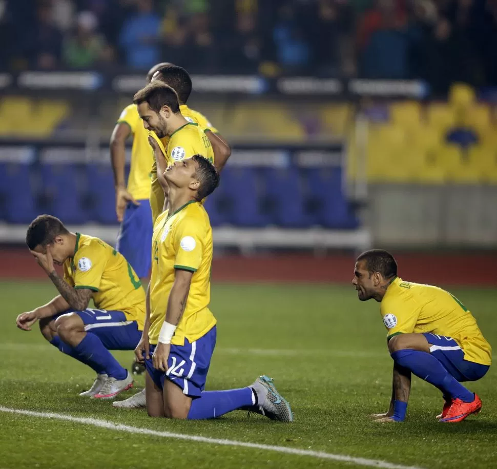 ALARMA. En Brasil temen que la selección de Dunga no pueda conseguir el boleto para el Mundial de Rusia 2018. efe
