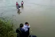 La triste realidad: niños atraviesan el río para llegar a la escuela