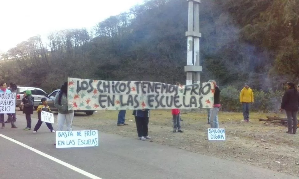 EN LA ANGOSTURA. El sábado, padres de alumnos de las escuelas del valle realizaron una protesta en la ruta. FACEBOOK.COM