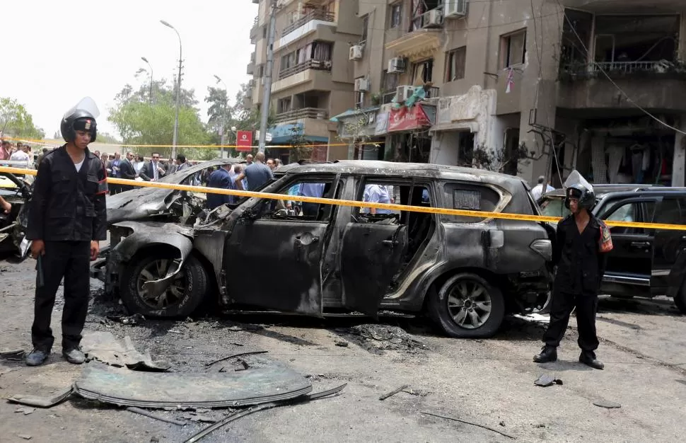 DRAMA. En el barrio Heliópolis de El Cairo se observan los autos destruidos. reuters