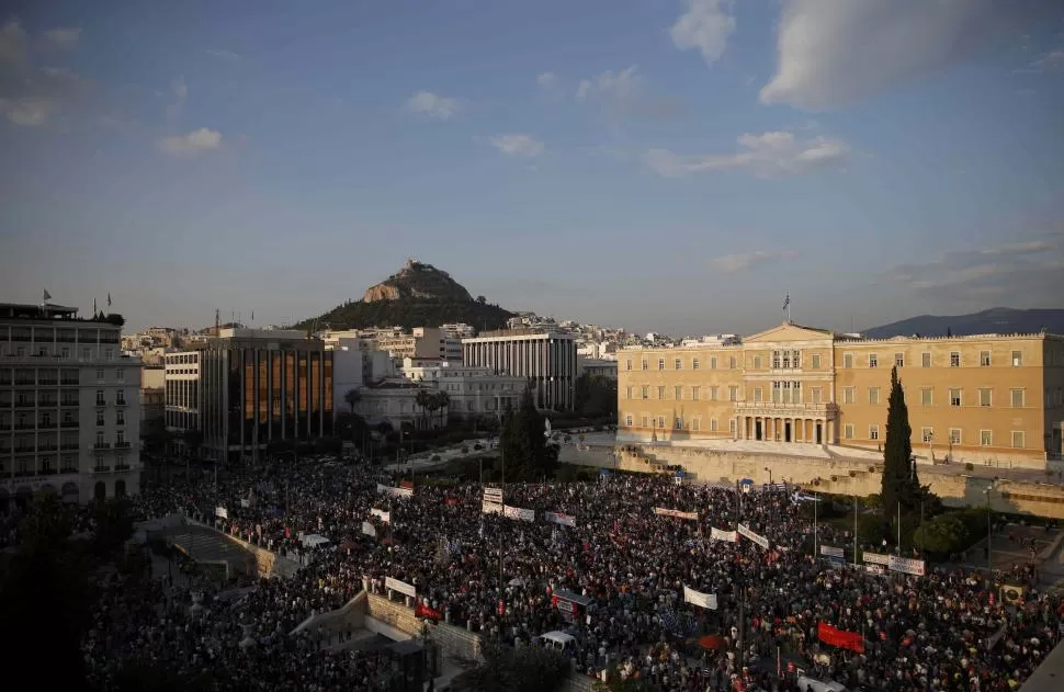 FRENTE AL PARLAMENTO. Miles de griegos se concentraron ayer en la céntrica plaza Syntagma, la principal de Atenas, para rechazar el ajuste que proponen los acreedores y dar inicio a la campaña por el referéndum del domingo. fotos reuters
