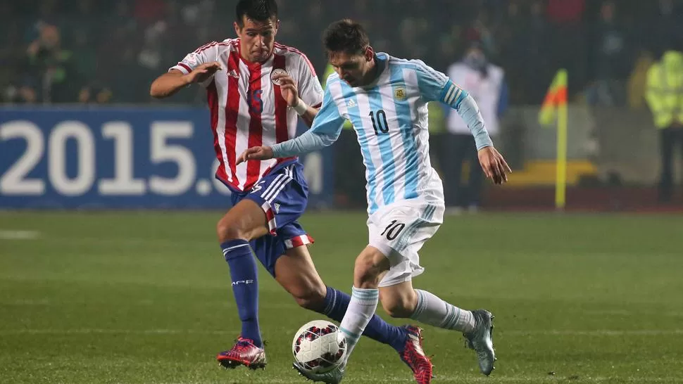 FUE IMPARABLE PARA LOS DEFENSORES. Lionel Messi jugó un gran partido y solamente le faltó marcar un gol para coronar una actuación notable ante Paraguay. DYN