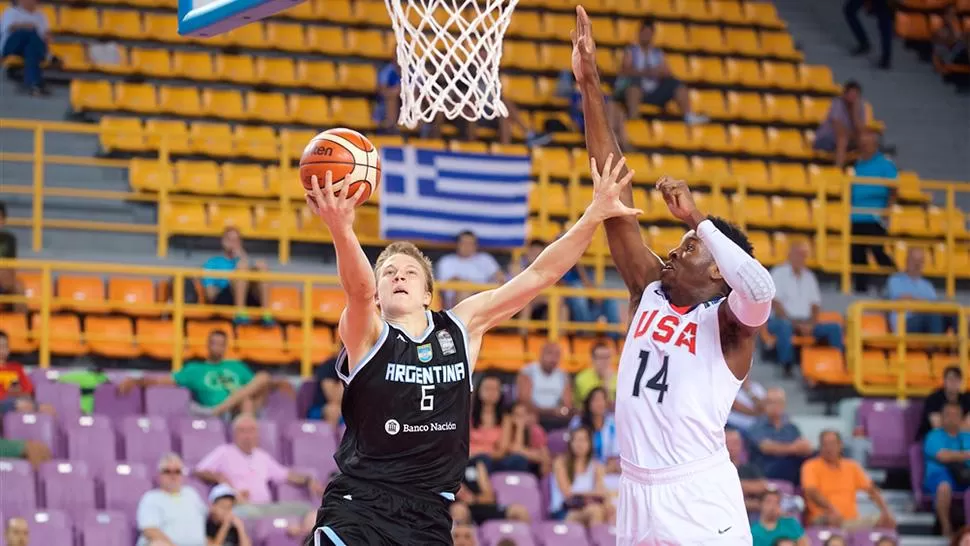 FIGURA ALBICELESTE. Fernando Zurbriggen convertirá ante la defensa de Chinanu Onuaku.
FOTO TOMADA DE FIBA.COM