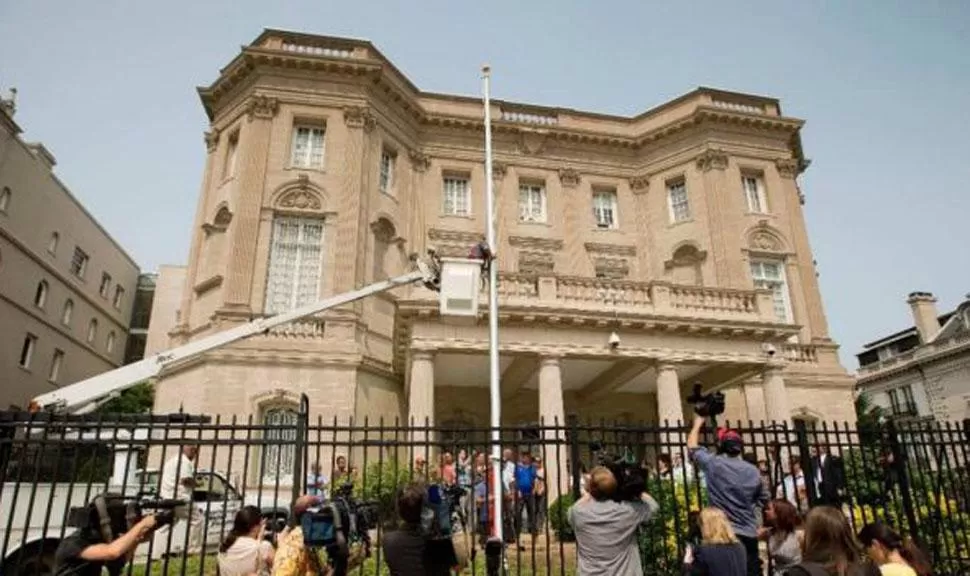 EXPECTATIVAS. El edificio de la Sección de Intereses de Cuba en Washington podría ser la sede donde se reabra la embajada. FOTO DE NOTICIEROSTELEVISA.COM