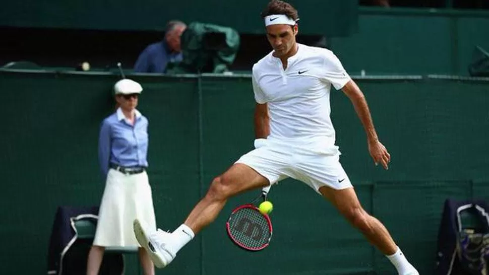 UN LUJO. Federer inventó un jugadón y logró un puntazo. (TYCSPORTS)