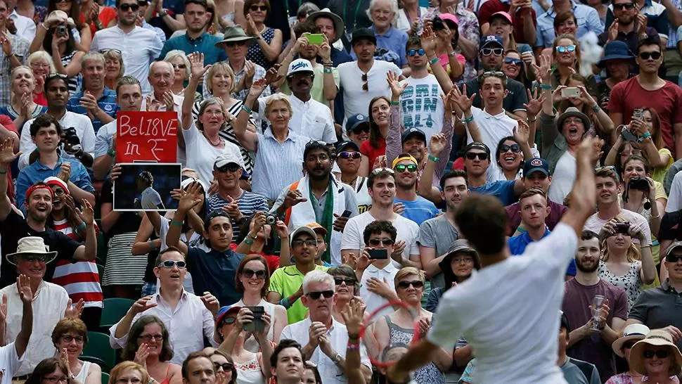 OVACIONADO. Roger Federer desplegó lo mejor de su reperotio y el público se lo reconoció.
FOTO DE REUTERS