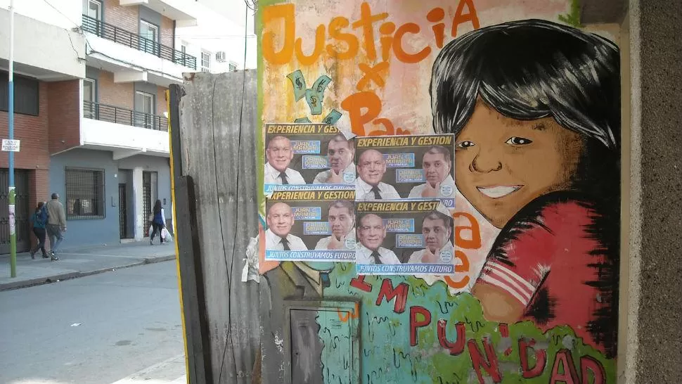 SIN PERMISO.  Un grupo de personas pegaron afiches de una agrupación política en el mural en homenaje a Pamela Laime