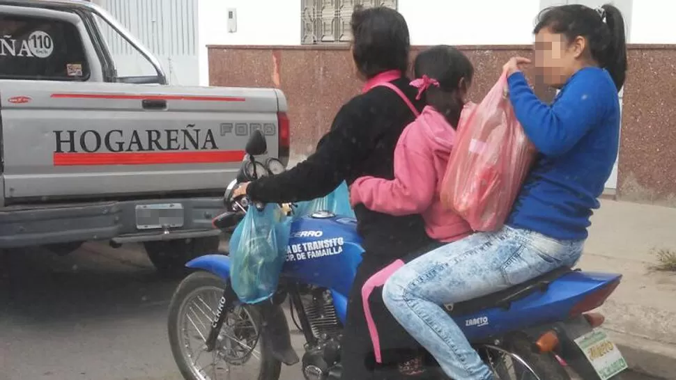 En Famaillá, usan una moto de Tránsito para hacer las compras