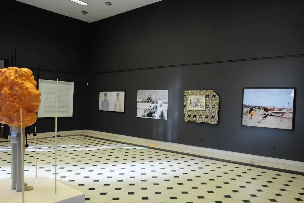 TODO LISTO. Una imponente escultura de Mario Díaz Álvarez, con fotografías y pinturas, ocupa el espacio central en el Museo de la UNT. la gaceta / fotos de analía jaramillo