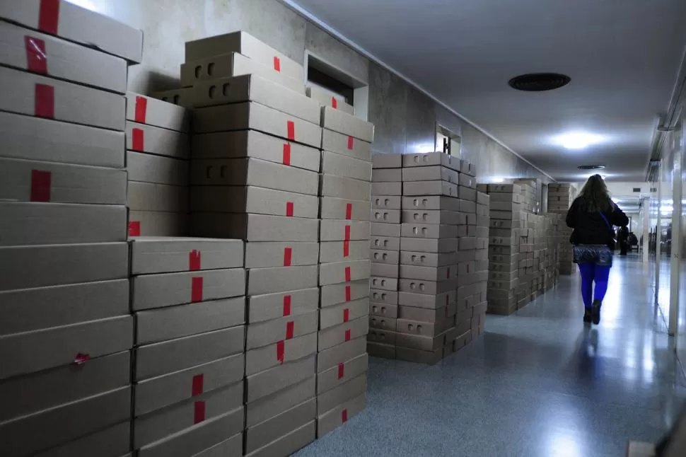 A LA ESPERA. Las “cajas electorales” aguardan en los pasillos de Tribunales. la gaceta/ fotos de analía jaramillo