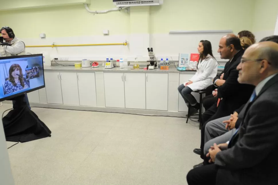“HOLA JUAN”. Cristina Fernández dialogó con el vicegobernador Juan Manzur al inaugurar ayer una obra. LA GACETA / FOTOs DE INES QUINTEROS ORIO