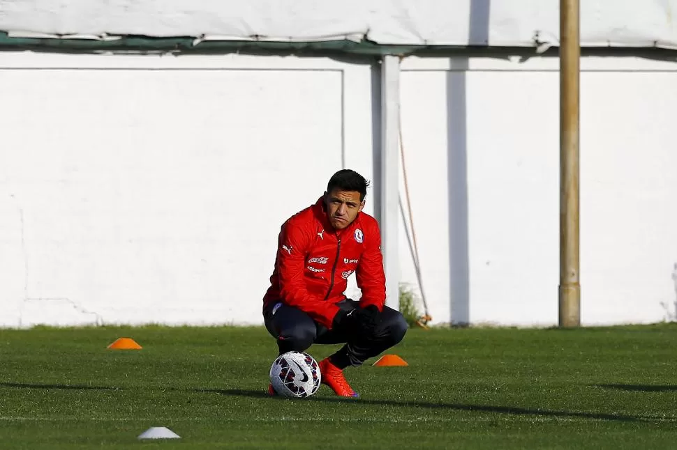 PREOCUPACIÓN. Sampaoli, técnico de Chile, está preocupado por el nivel que muestra Akexis Sánchez con la “roja”. REUTERS