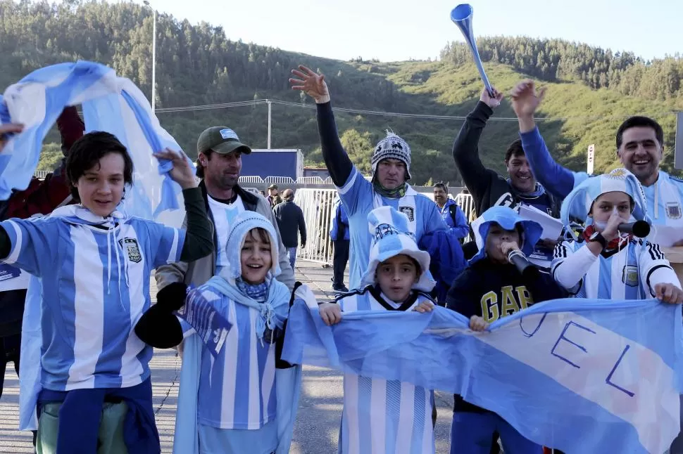 TENSIÓN EN LAS TRIBUNAS. El martes, en el duelo contra Paraguay, las diferencias entre Argentina y Chile se hicieron sentir. Esperan que el sábado, cuando se enfrenten ambos equipos, haya más calma. TÉLAM