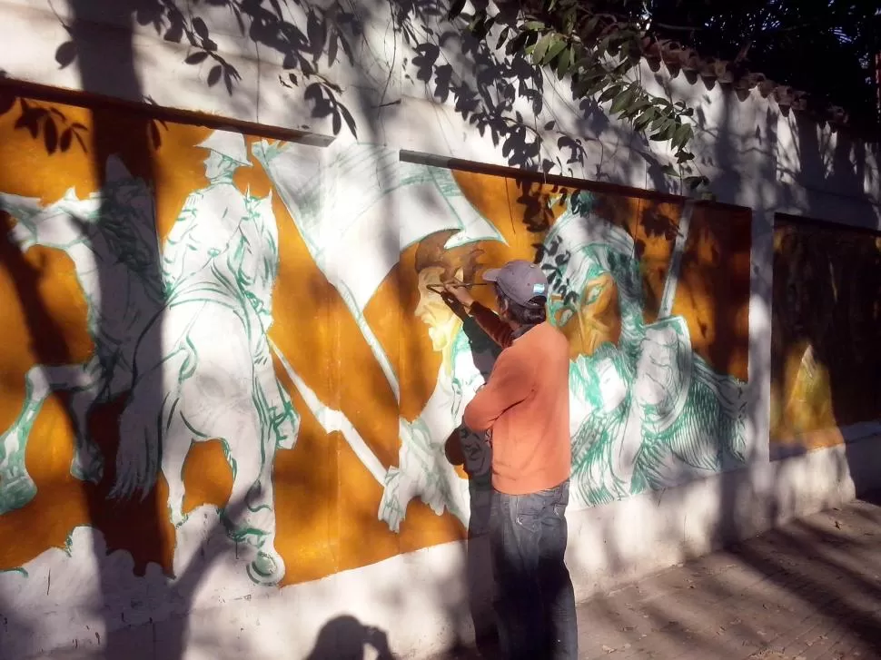 EN JUJUY Y BOLÍVAR. Allí se pinta el mural “Tucumanos decididos”. LA GACETA / FOTO DE ROBERTO ESPINOsA