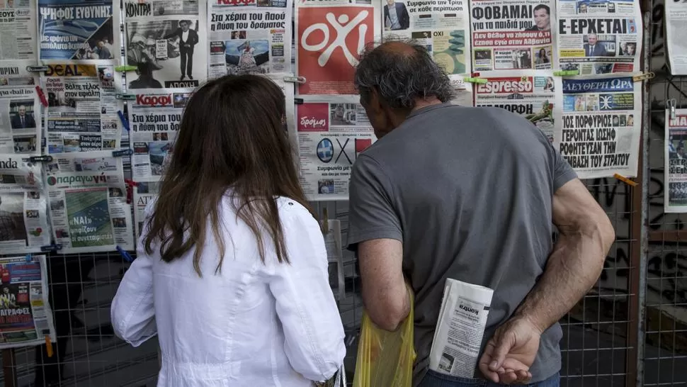 ATENTOS. Los griegos están pendientes de las noticias sobre la situación económica de su país. REUTERS