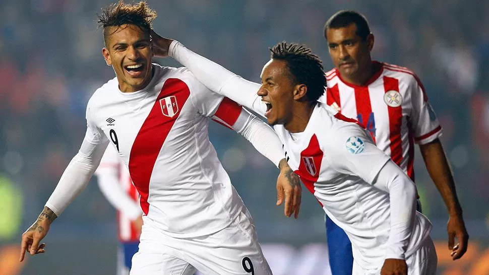 EN EL PODIO. Los jugadores peruanos festejan el triunfo sobre Paraguay. (EFE)