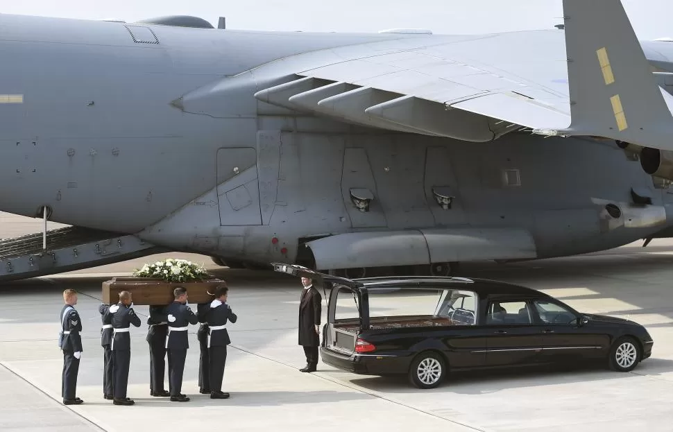 REGRESO. El ataúd de un británico muerto durante el ataque en la playa de Túnez fue trasladado en un avión militar a Oxford. reuters