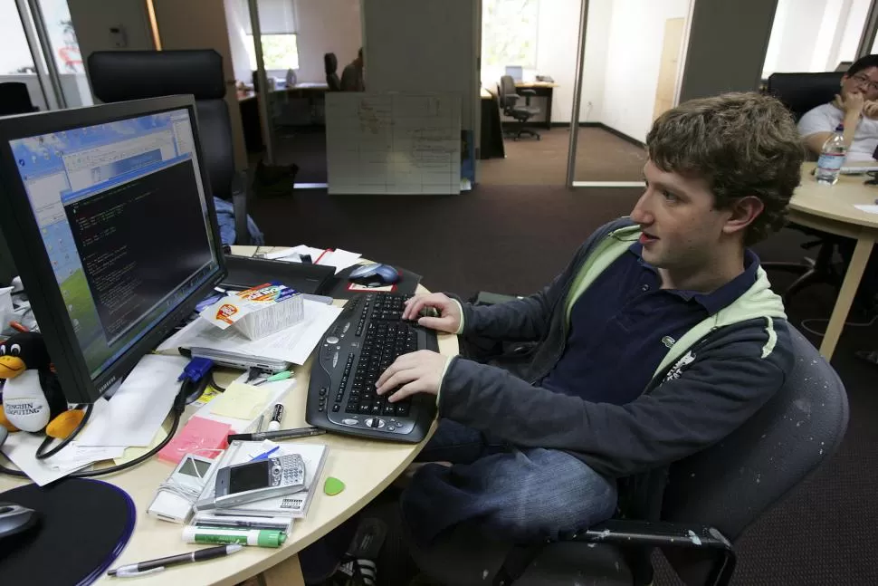 UNA DÉCADA ATRÁS. Mark Zuckerberg desarrolla Facebook en su oficina de Palo Alto, California. foto de Jim Wilson / The New York Times