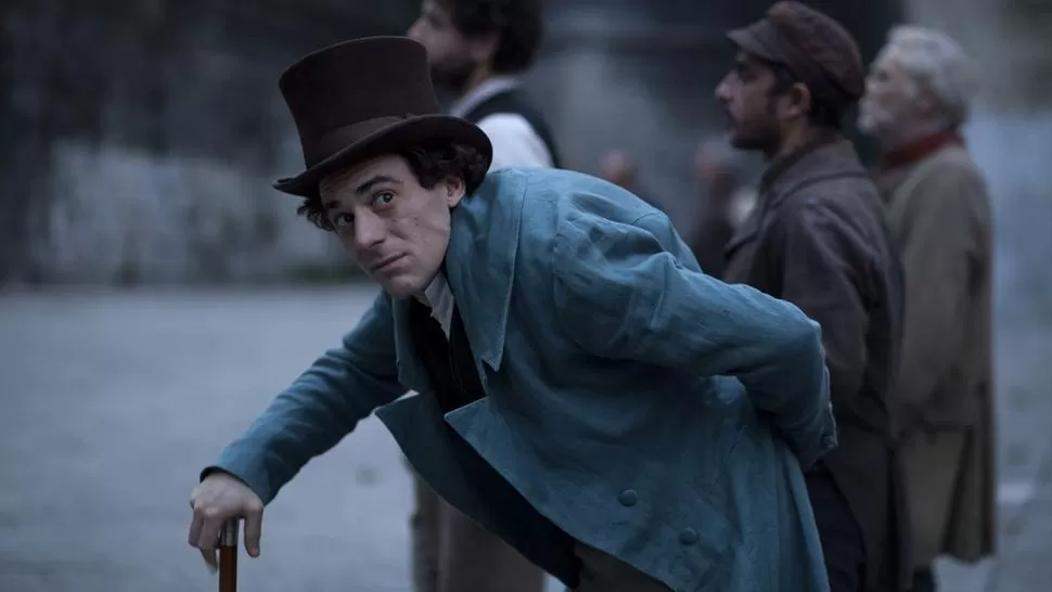 UNA VIDA DURA. Elio Germano encarna al famoso poeta Leopardi. hollywoodreporter.com